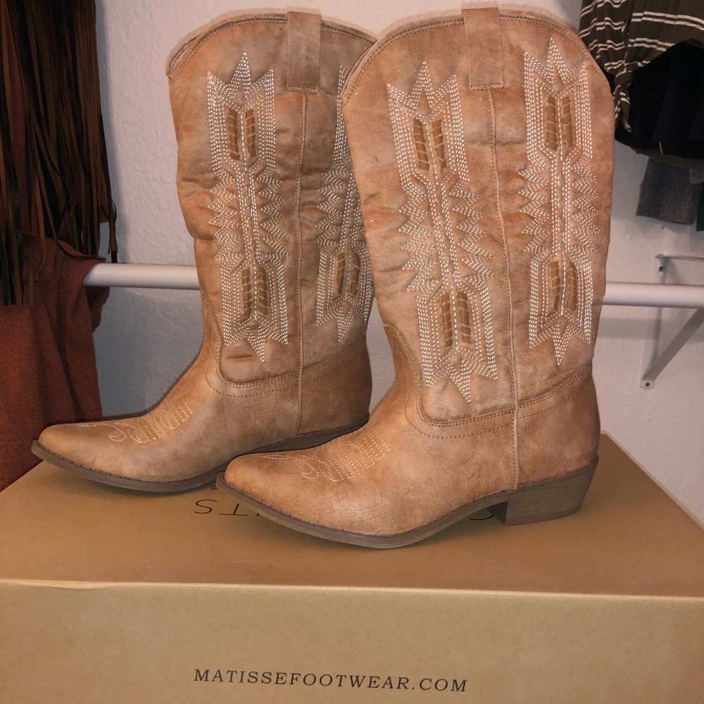 ***SOLD***Women’s Suede Cowboy Boots 👢